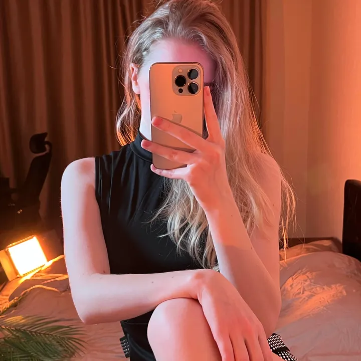 Black sleeveless top mirror selfie